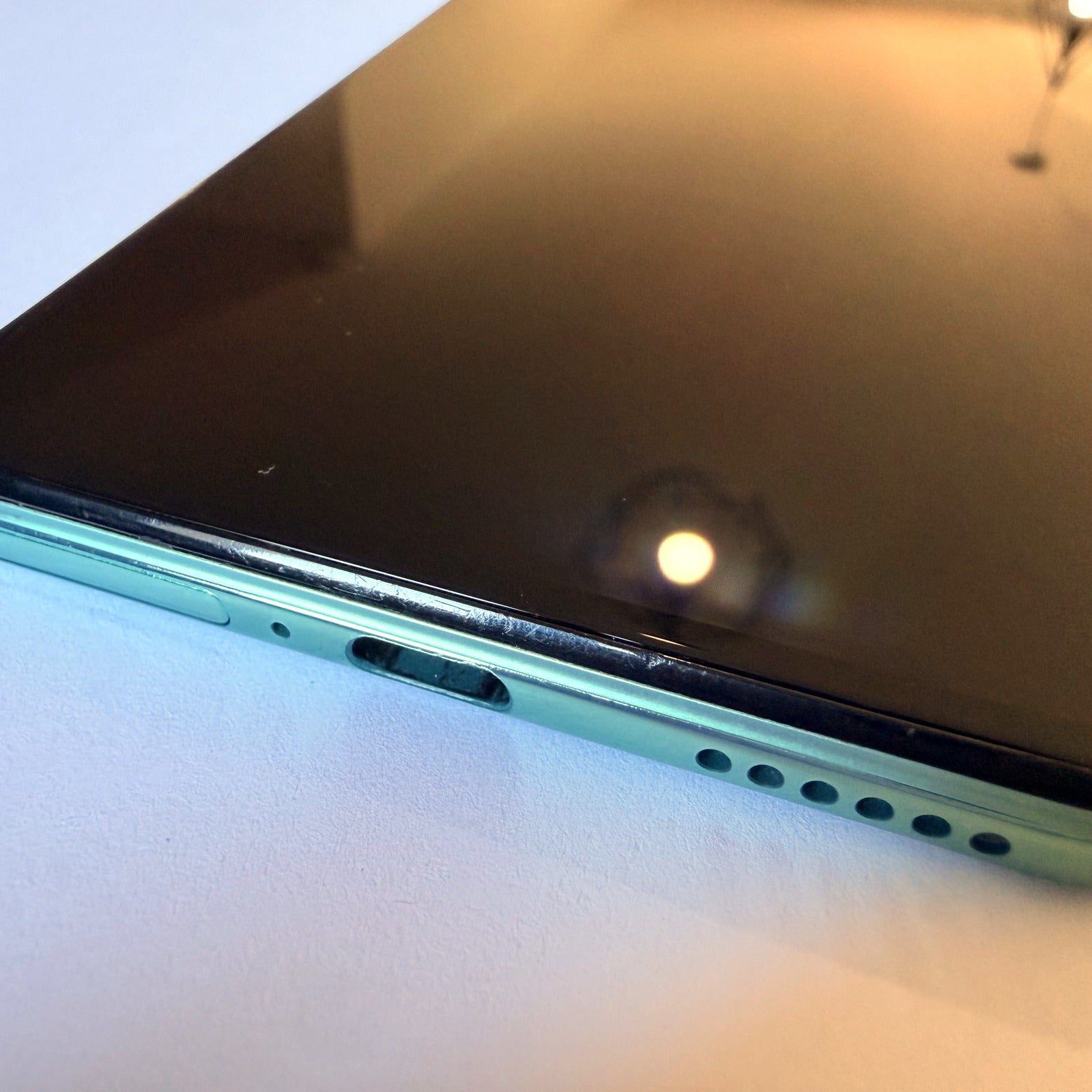 Xiaomi Mi 11 Lite 5G reconditionné, gros plan sur le port USB-C et le bord de l’écran (photo réelle)